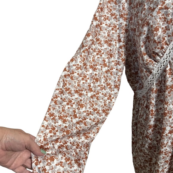 ❤️PRETTY PRINT TOP w/LACE/CROCHET NECKLINE DETAIL   PLUS SIZE - Picture 3 of 9